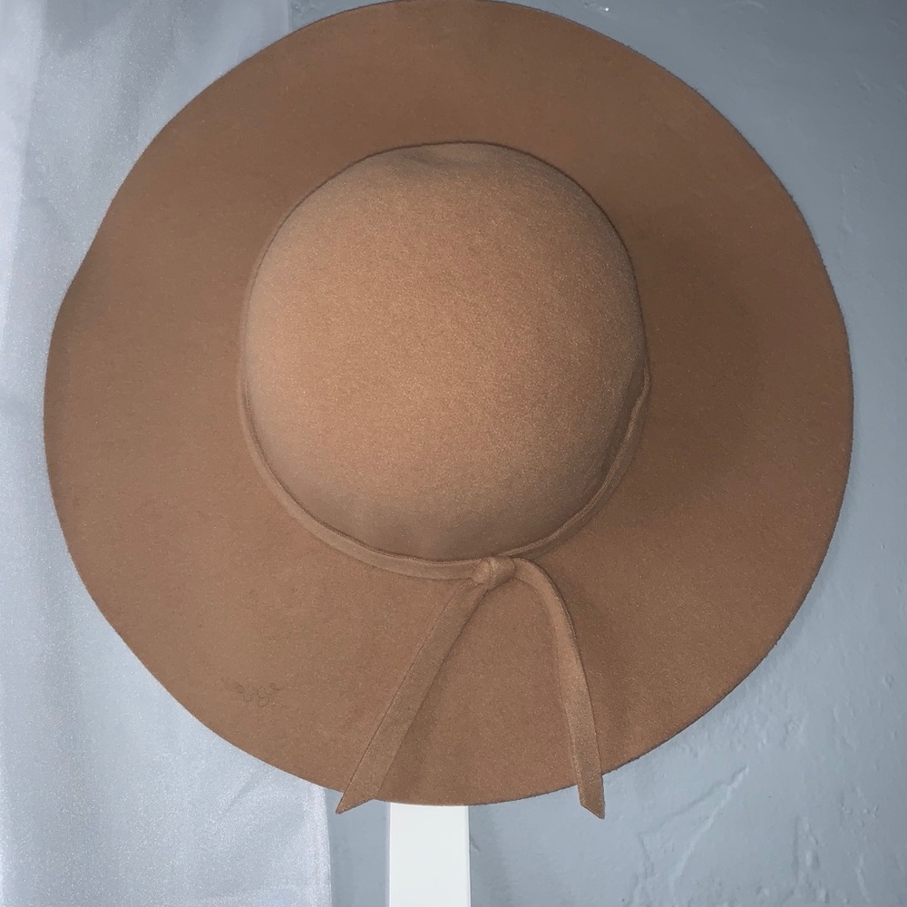 Light tan floppy hat - Picture 2 of 4